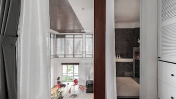 Escritorio, espacio para trabajar con laptop y cortinas blackout