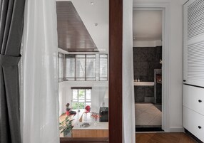 Una cocina moderna con comedor, una escalera y vistas al exterior.
