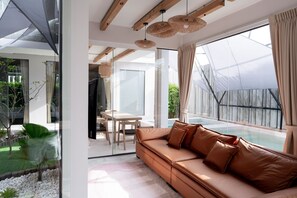 Villa Deluxe, 2 chambres, piscine privée, vue piscine | Coin séjour | Télévision à écran plat de 36 pouces avec chaînes par câble