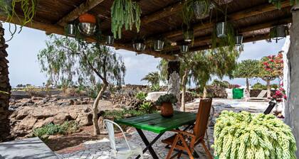 Bohemian Art House - 2BR in Yaiza & Garden
