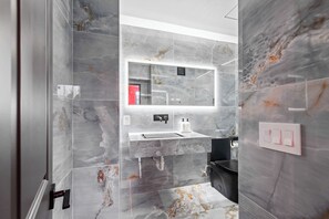 Een douche, een haardroger, handdoeken, zeep
