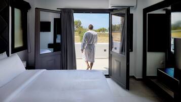 Sunset suite with Sea View | Desk, laptop workspace, soundproofing, free WiFi