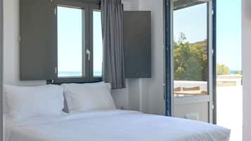 Aegean suite with Sea View | Meja, ruang kerja komputer riba, kalis bunyi, Wi-fi percuma