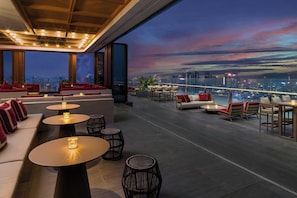 2 bars/lounges, lobby lounge, rooftop bar
