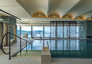 Indoor pool, sun loungers, lifeguards on site - The St. Regis Shenzhen Bao'an (Shenzhen)