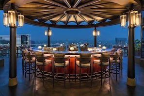 2 bares, salón en el lobby, bar en la azotea