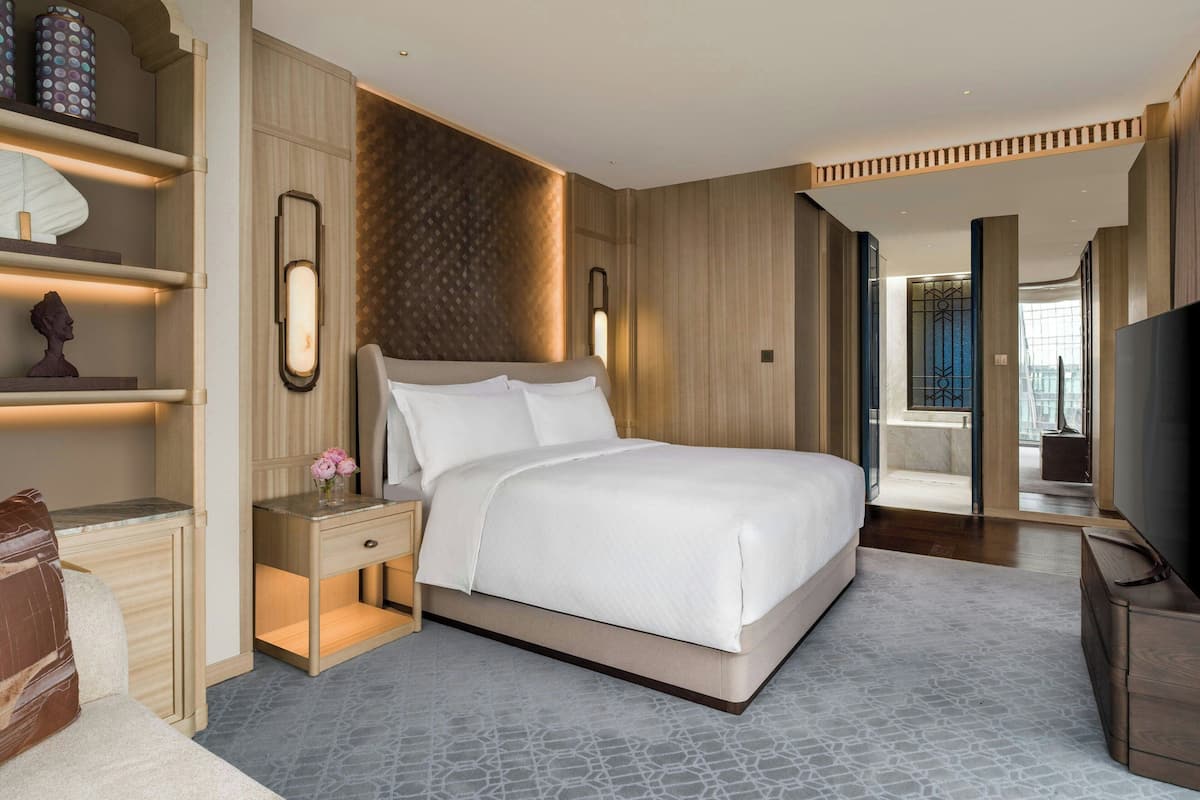 1 bedroom, premium bedding, down duvets, minibar