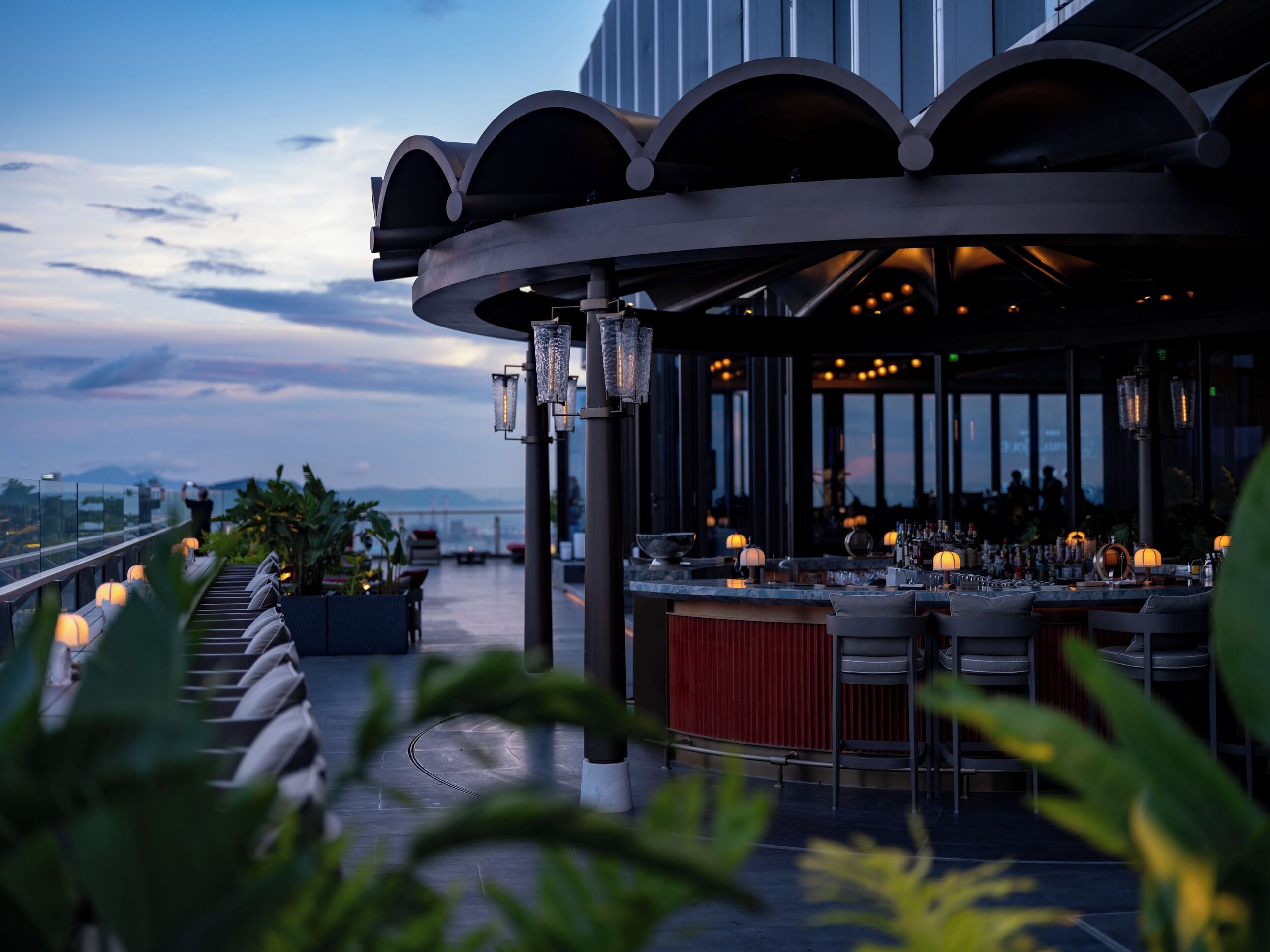 2 bars/lounges, lobby lounge, rooftop bar