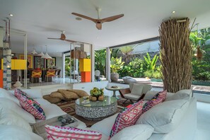 Luksusvilla, terrasse, bassengutsikt | Oppholdsrom