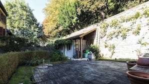 A wooden deck with a stone wall and a small shed. - T3 in green Grenoble city center (Grenoble)