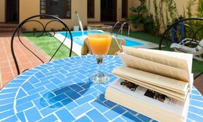 Outdoor dining - The Yellow House - Solarium - Climatized Pool (Galdar)