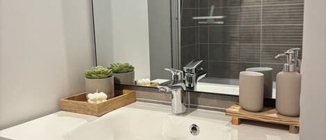 Hårføner, håndklær og toalettpapir