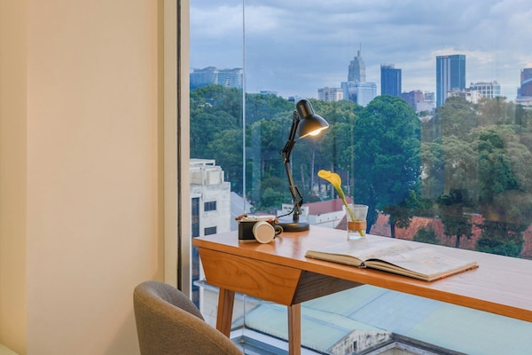Executive-rum - utsikt mot staden | Värdeförvaringsskåp på rummet, gratis wi-fi och sängkläder