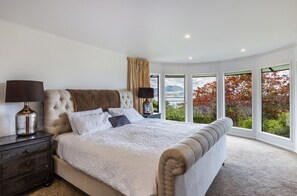 4 bedrooms, desk, iron/ironing board, free WiFi - Acacia Bay Views - Serene Panoramic Views Retreat (Taupō)