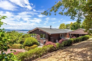 Exterior - Acacia Bay Views - Serene Panoramic Views Retreat (Taupō)