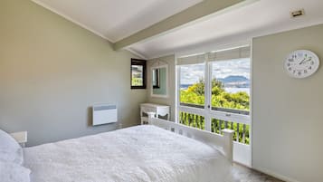 4 bedrooms, desk, iron/ironing board, free WiFi