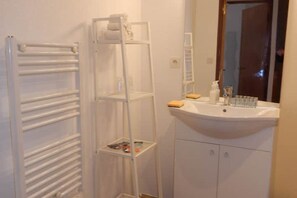 Een douche, een haardroger, handdoeken, zeep