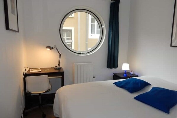 2 bedrooms, desk, iron/ironing board, travel crib