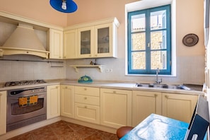 House | 3 bedrooms, desk, Internet - Beachfront Serenity - Petalidi s Moorea Gem (Messini)