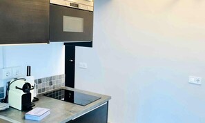Frigorifero, microonde, macchina per tè/caffè, bollitore elettrico