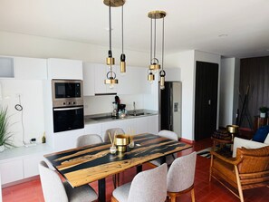 Een koelkast, een oven, een koffiezetapparaat/waterkoker