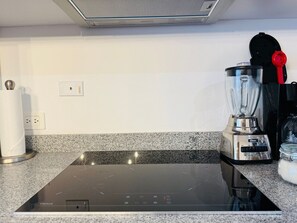 Refrigerador, horno, cafetera y tetera y utensilios de cocina