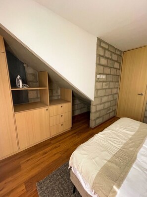2 bedrooms, desk, free WiFi, bed sheets