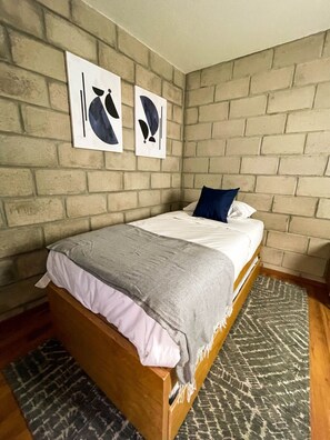 2 habitaciones, escritorio, tabla de planchar con plancha y wifi gratis 