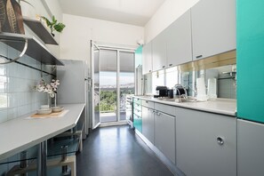 Kokeplater, kaffetrakter/tekoker, brødrister og kjøkkenutstyr