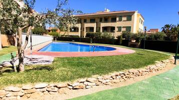 Una piscina al aire libre