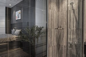 Deluxe-Zimmer, Balkon, Stadtblick | Badezimmer | Kostenlose Toilettenartikel, Haartrockner, Hausschuhe