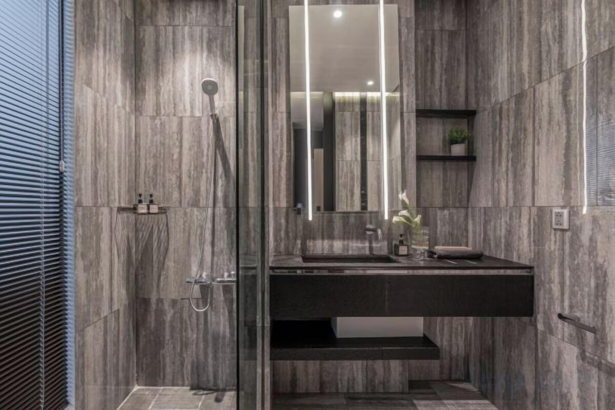 Bathroom | Free toiletries, hair dryer, slippers
