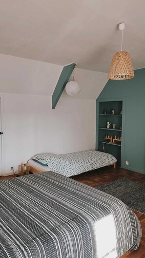 4 bedrooms, WiFi, bed sheets