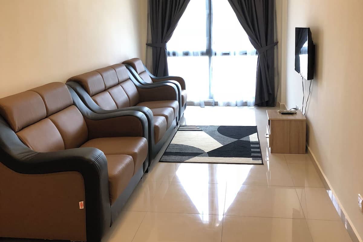 Standaard appartement | Woonruimte | Een 32-inch flatscreentelevisie met kabelzenders