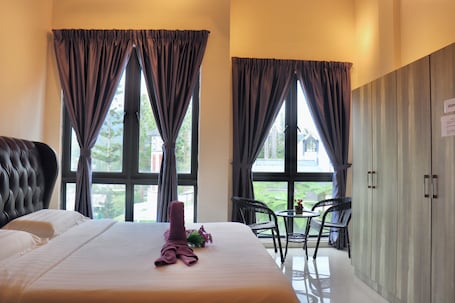 Tabla de planchar con plancha, wifi gratis y ropa de cama