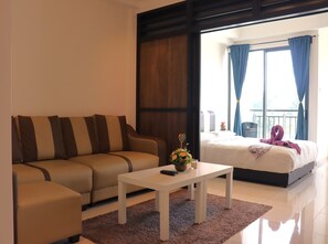 Tabla de planchar con plancha, wifi gratis y ropa de cama 