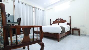 Deluxe Double Room | Desk, laptop workspace, free WiFi