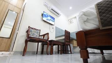 Desk, laptop workspace, free WiFi