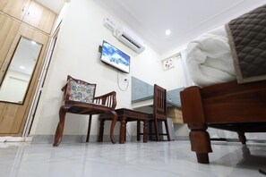 Schreibtisch, laptopgeeigneter Arbeitsplatz, kostenloses WLAN