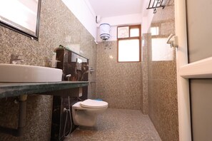 Habitación Deluxe doble | Baño | Ducha, artículos de higiene personal gratuitos, toallas y jabón