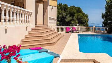 Piscina coberta i piscina a l'aire lliure