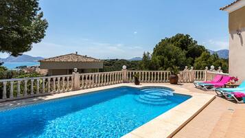 Piscina coberta i piscina a l'aire lliure