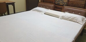 2 bedrooms, desk, free WiFi, bed sheets - Private Flat with open space WiFi and AC in charming Varanasi near Assi Ghat (Varanasi)