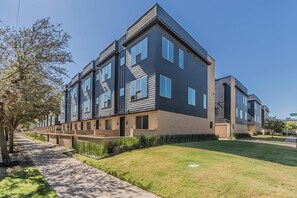 Exterior - Modern 2 BR, 4 Story Smarthome with Rooftop Hot Tub, Game Room and Skyline Views (Dallas)