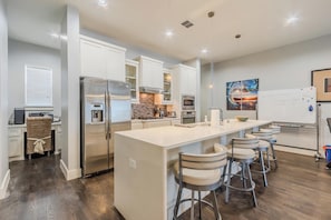 Fridge, microwave, oven, stovetop - Modern 2 BR, 4 Story Smarthome with Rooftop Hot Tub, Game Room and Skyline Views (Dallas)