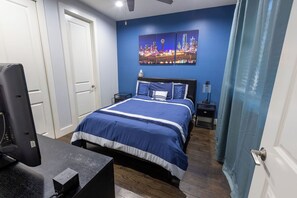 2 bedrooms, desk, iron/ironing board, travel cot - Modern 2 BR, 4 Story Smarthome with Rooftop Hot Tub, Game Room and Skyline Views (Dallas)