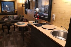 Fridge, microwave, oven, stovetop - Pierre's Tiny House in the countryside overlooking Grenoble A La Tronche (La Tronche)