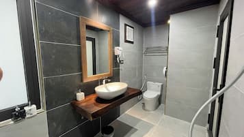 Habitación familiar con 2 camas individuales, vistas a la piscina | Baño | Ducha, secador de pelo, toallas y jabón