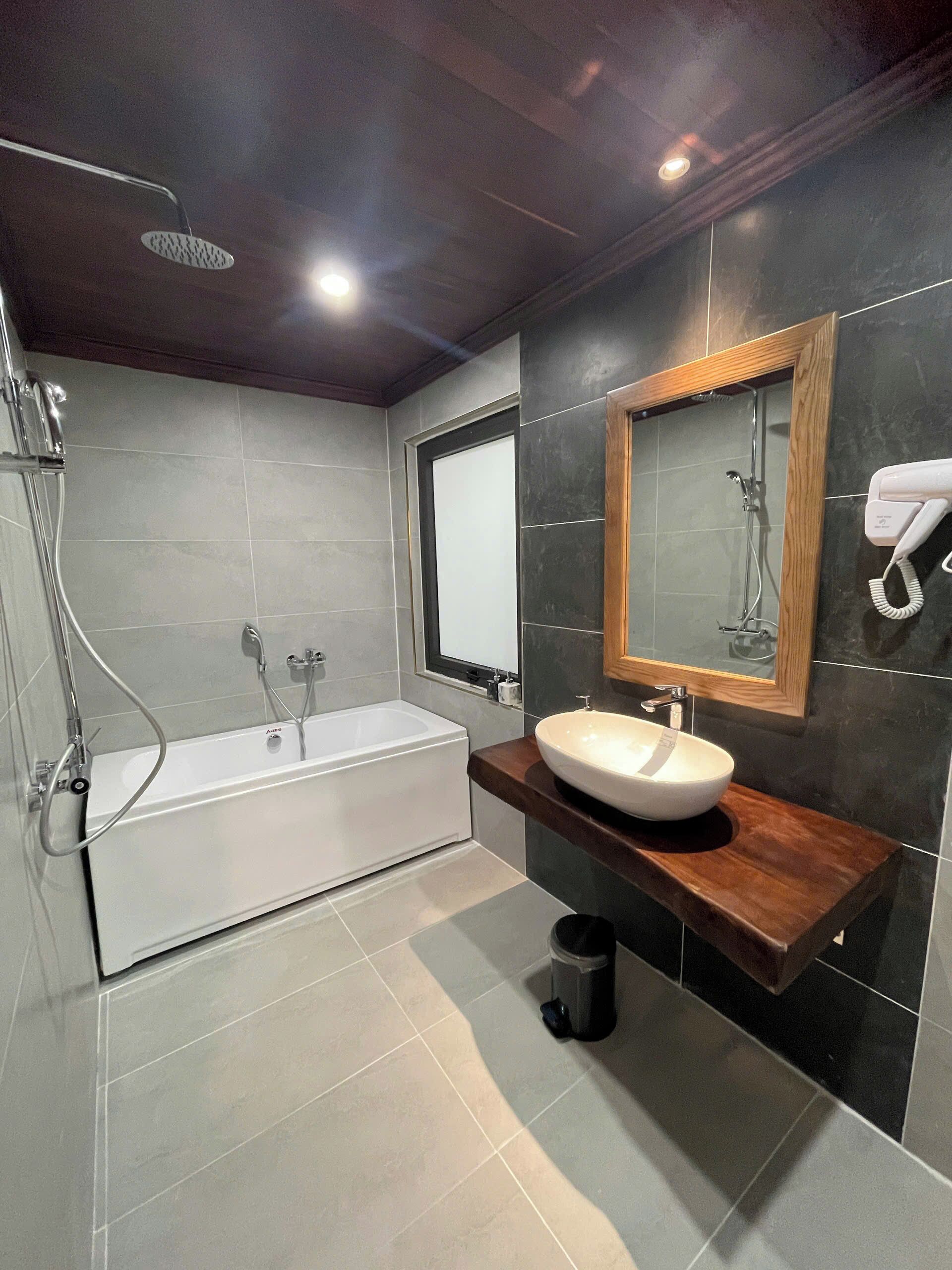 Camera familiare con 2 letti singoli, vista piscina | Bagno | Doccia, asciugacapelli, asciugamani, sapone
