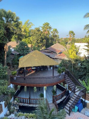 Bar en bord de piscine
